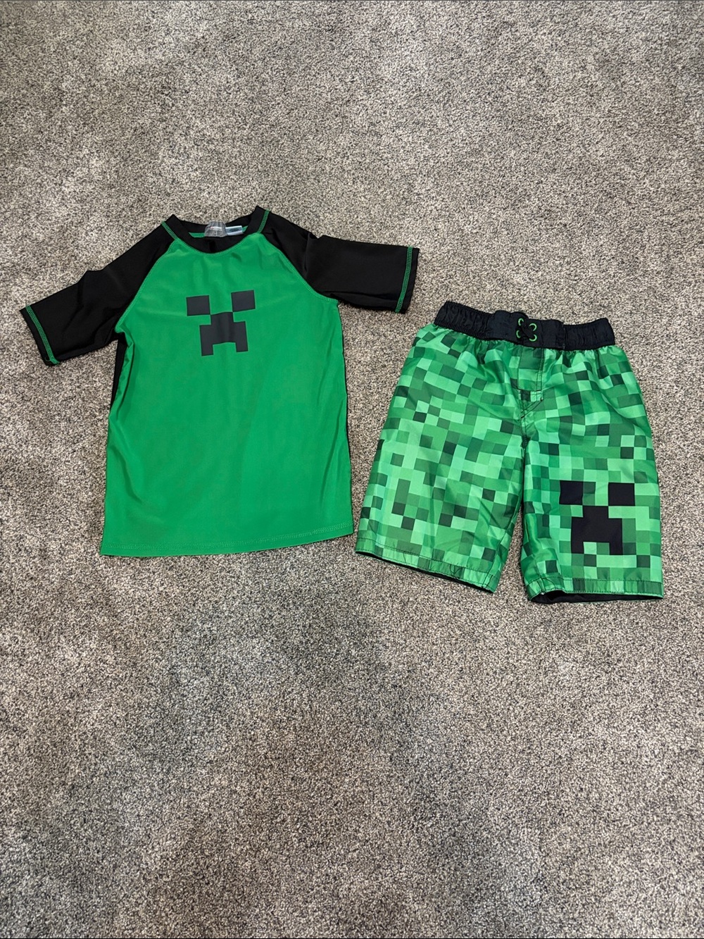 Boys Green Pixel-Print Swim Trunks & Rash Guard Set Trunks Size M Top Size L